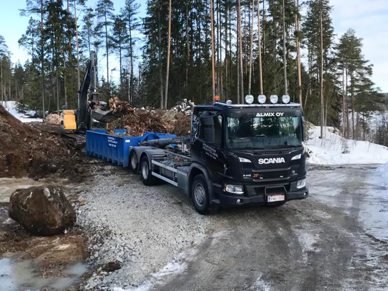 Siirtolavalla maa-aineksia.