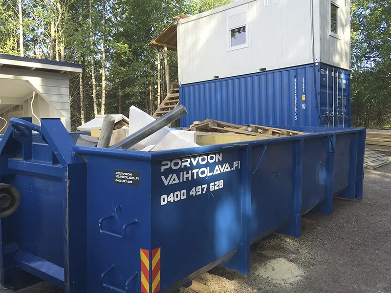 Vaihtolava ja varastokontti.