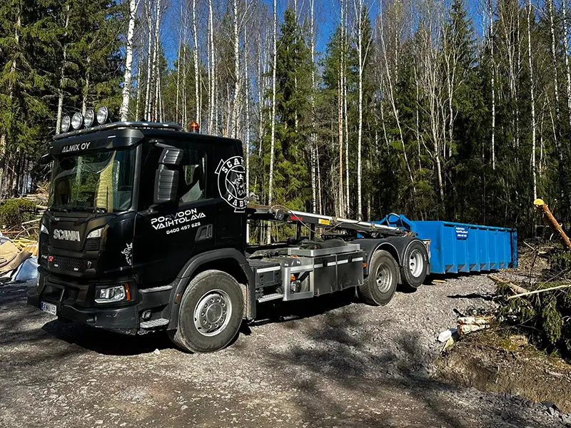 Porvoon Vaihtolava jätetty metsän raivauspaikalle.